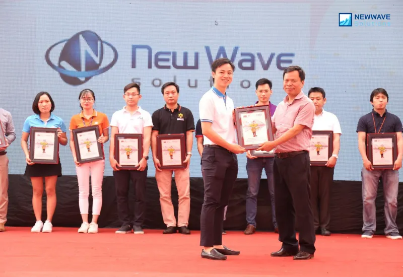 Newwave Solutions also had the pleasure to be the sponsor to reward leading students of FPT