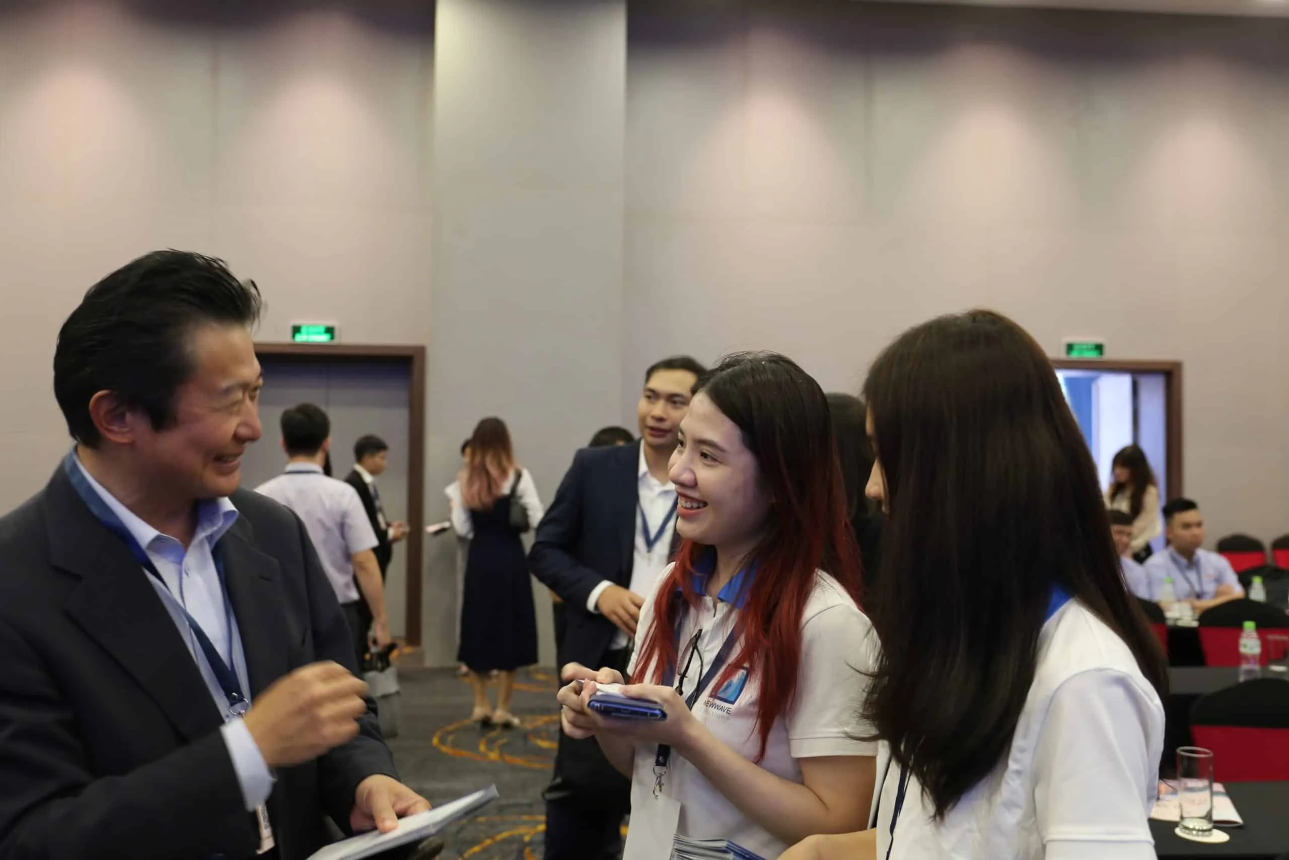 Representatives of Newwave Solutions share information about IT Outsourcing with customers