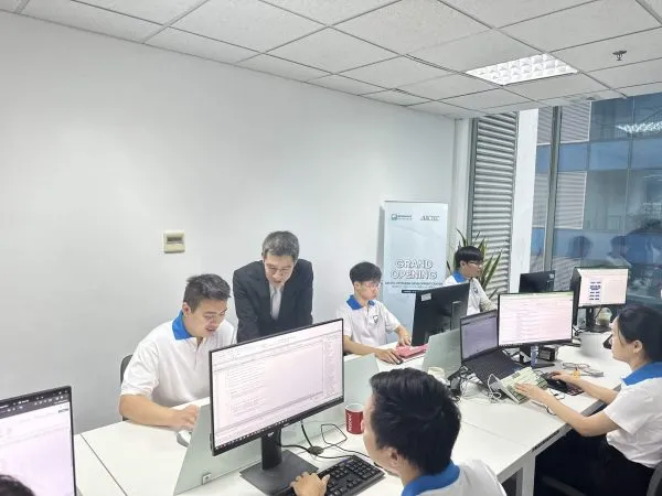 Director of ARCTEC discussed with members of the project team