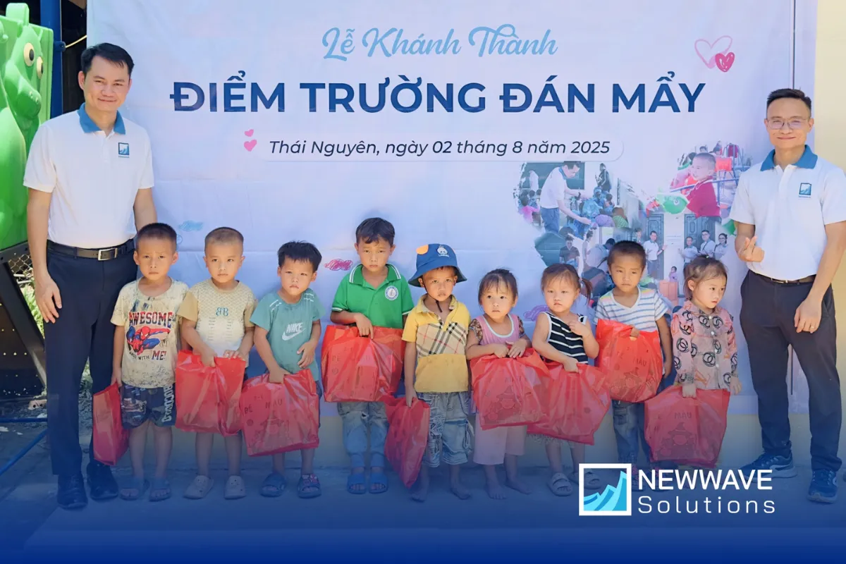 Mr. To Quang Duy – CEO of Newwave Solutions, together with the team
