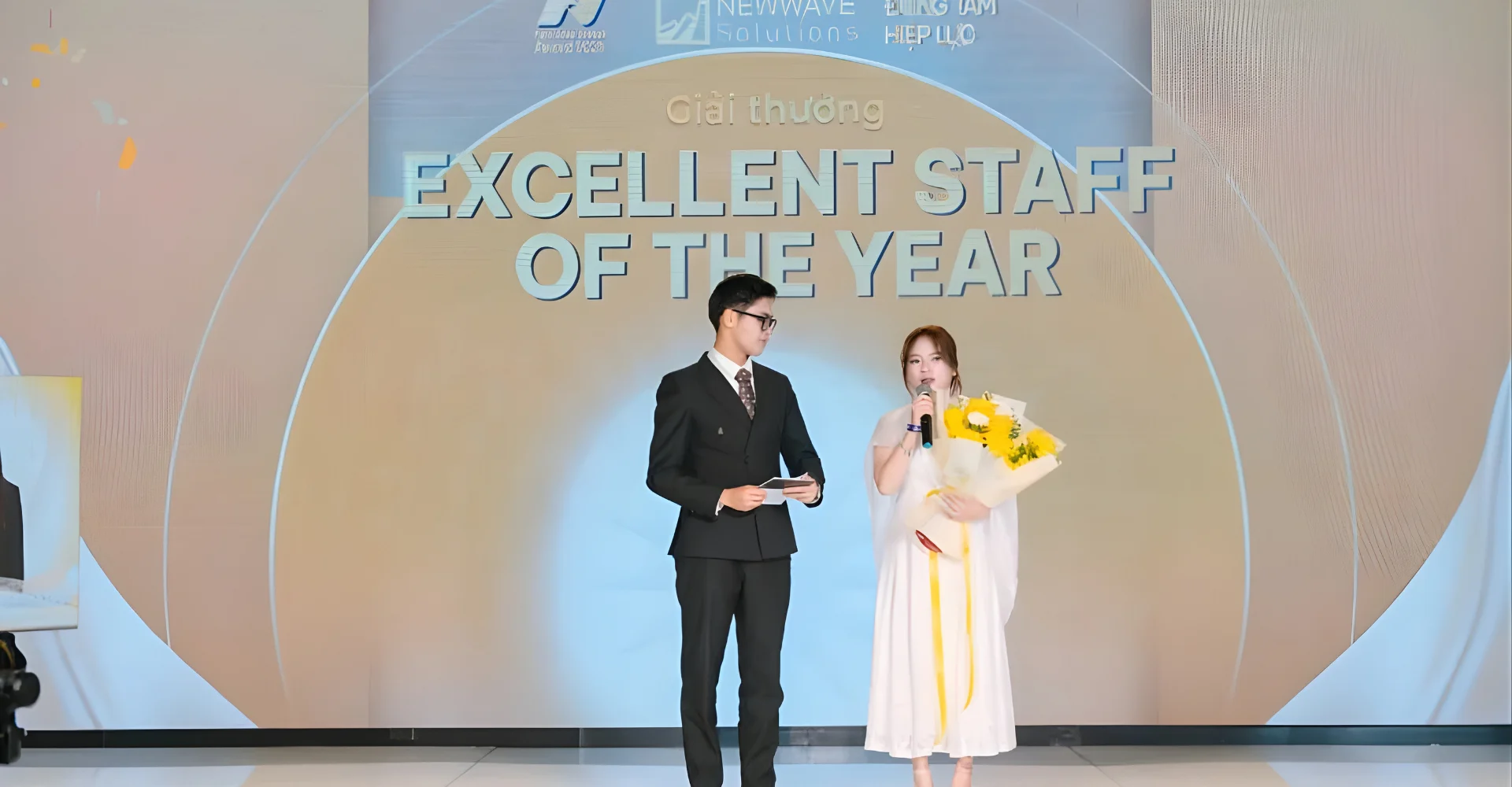 Newwave Thanks Party 2025: A New Chapter After a Year of Transformation 10 Ms. Dao Thi Yen shared an emotional moment on the Newwave Annual Award 2025 stage after being honored as Excellent Staff of the Year.